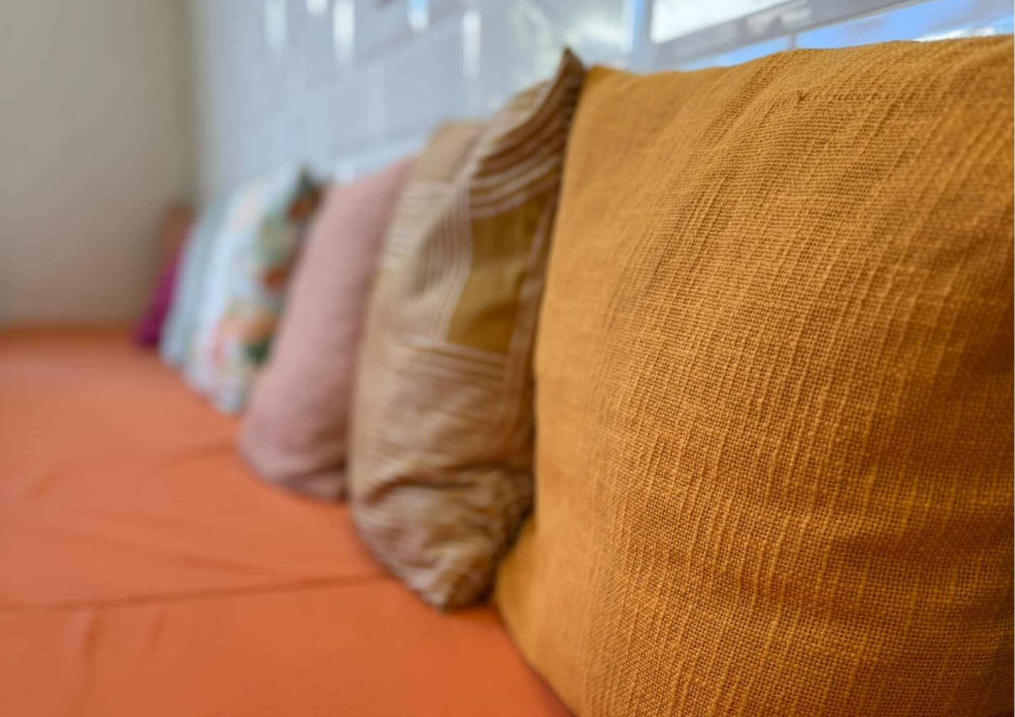 Canapé confortable sur lequel les clients seront installés pour réaliser leur atelier